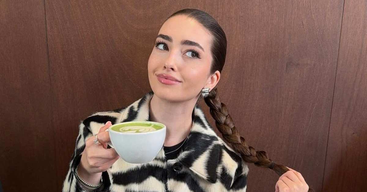 Mango ima jaknu od umjetnog krzna sa zebra uzorkom koja privlači pažnju