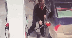 VIDEO Bijesni vozač potukao se s benzinskom pumpom