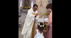 Svećenik digao ruku da blagoslovi curicu, zbog njezinog poteza snimka postala hit