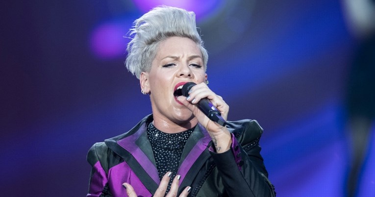 VIDEO Pink prekinula koncert jer je žena u publici dobila trudove