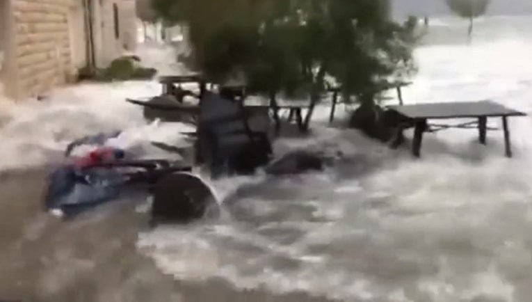 VIDEO Pogledajte snimku potopa u Kaštelima, ovo je brutalno