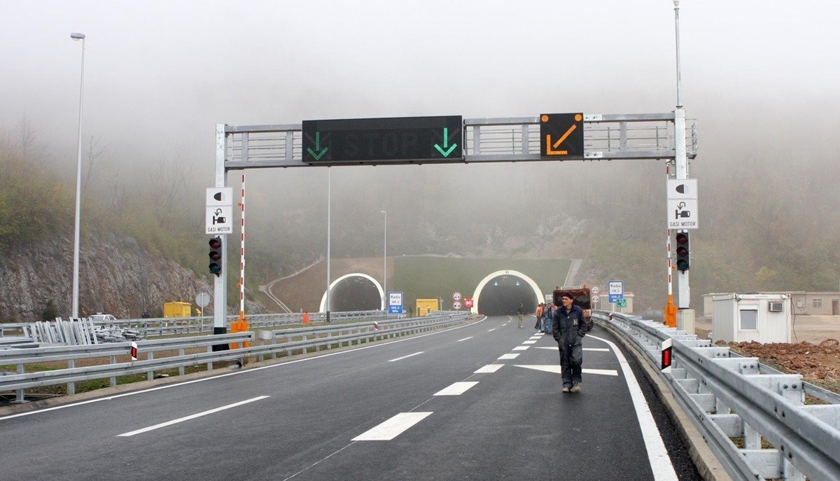 Vozilo u kvaru na A6 kod tunela Tuhobić, vozi se uz ograničenje brzine