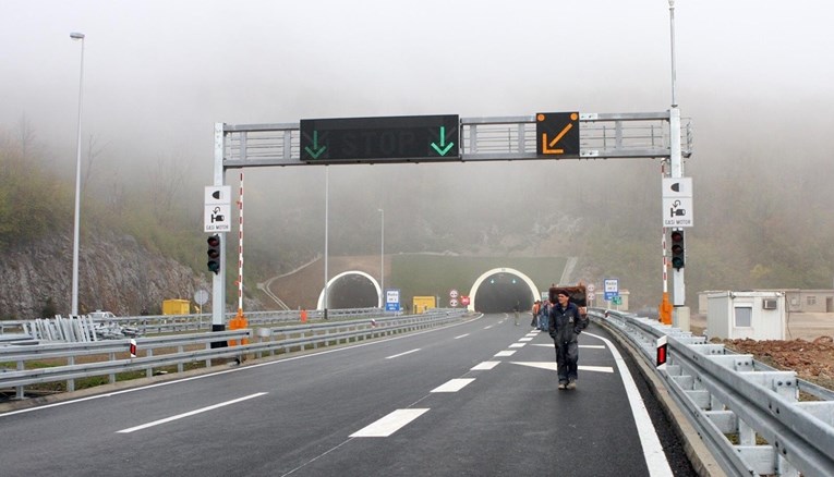 Vozilo u kvaru na A6 kod tunela Tuhobić, vozi se uz ograničenje brzine