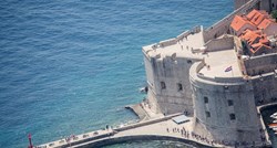 Govna na plaži u samom središtu Dubrovnika, ne preporučuje se kupanje