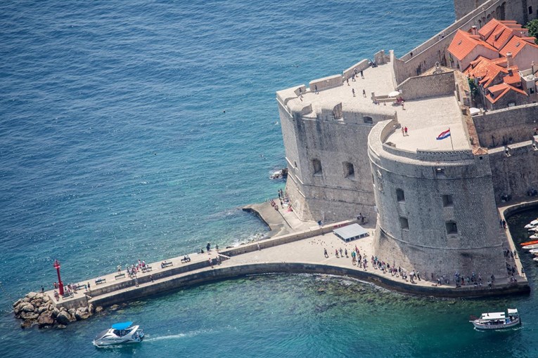 Govna na plaži u samom središtu Dubrovnika, ne preporučuje se kupanje