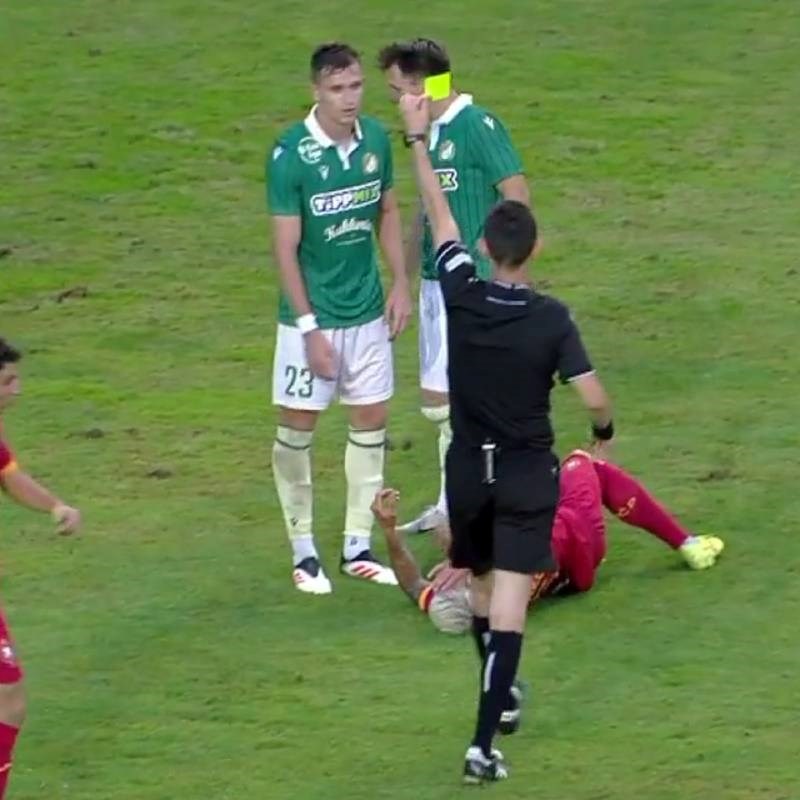 VIDEO Hrvatski branič dobio dva žuta kartona. Ostao je u igri