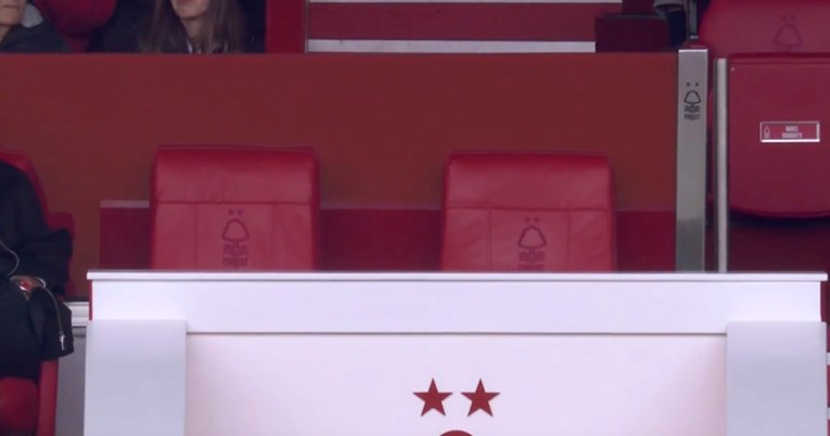 Najviralniji video dana iz Premier lige. Prikazuje samo dvije prazne stolice u loži