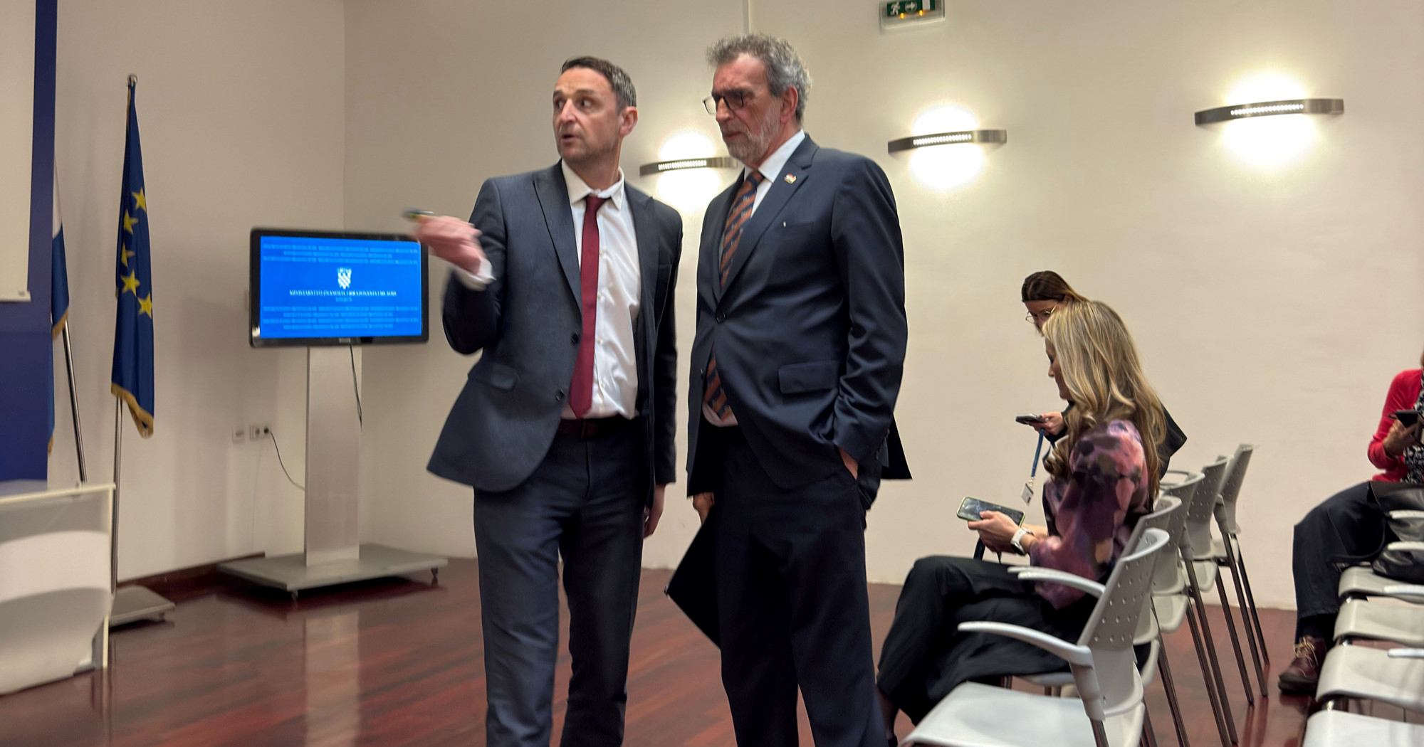 Predstavljen novi pravilnik za škole. Mobiteli zabranjeni, uvedene strože kazne