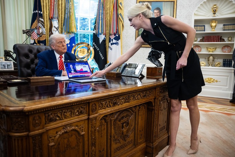 Trump dao 45.000 dolara asistentici koja mu na papir prepisuje dobre vijesti