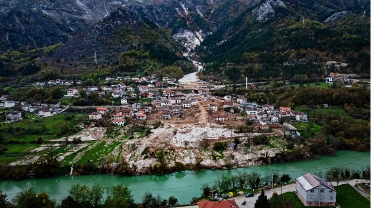 Šteta od poplava u BiH je ogromna. Mještani: Prepušteni smo sami sebi