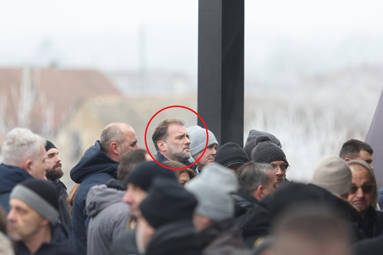 Mario Banožić snimljen na sprovodu Mladena Bartolovića