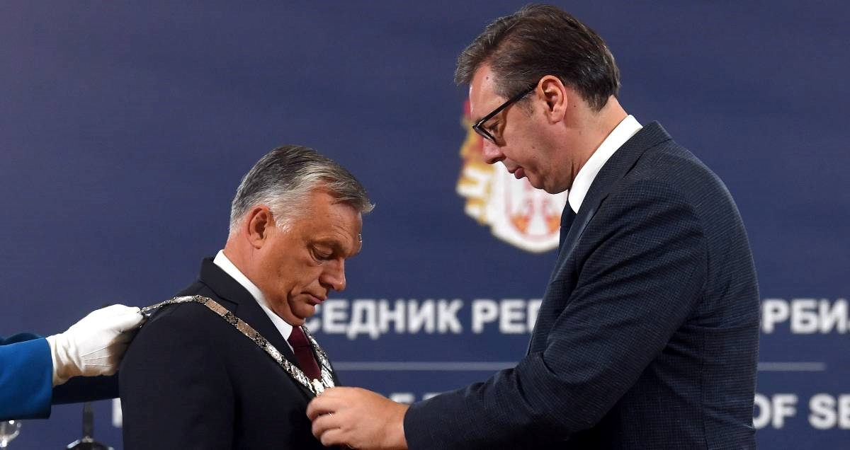 Vučić dao Orbanu odlikovanje za izuzetne zasluge