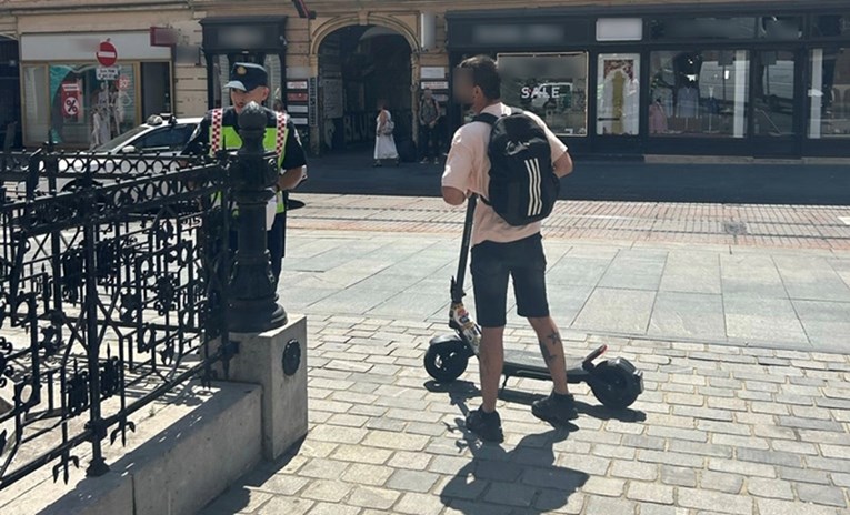 FOTO Policija u centru Zagreba zaustavljala ljude na električnim romobilima