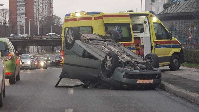 FOTO Prometna na Selskoj u Zagrebu. Auto na krovu, nastala ogromna gužva