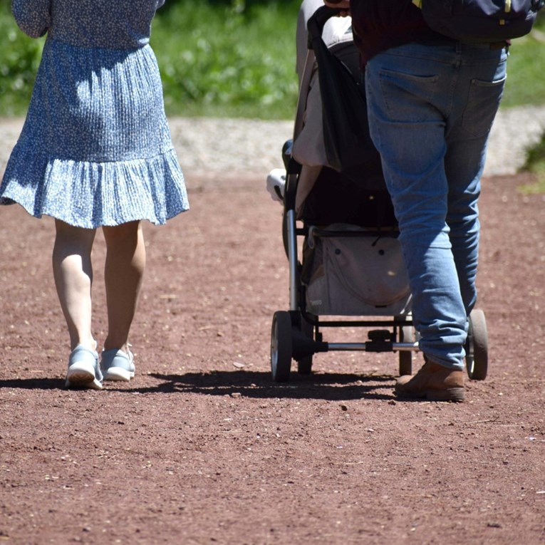 Pet duboko usađenih načina na koje nas djetinjstvo oblikuje kao roditelje