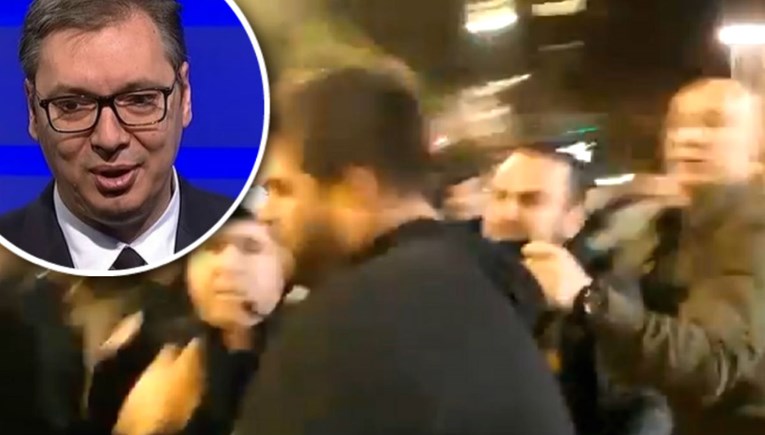 VIDEO Dok je Vučić bio na televiziji, njegove pristaše vani tukle prosvjednike