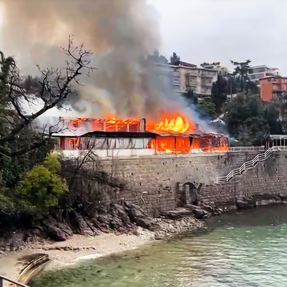 VIDEO Veliki požar kod Opatije, izgorio nekadašnji restoran Amfora