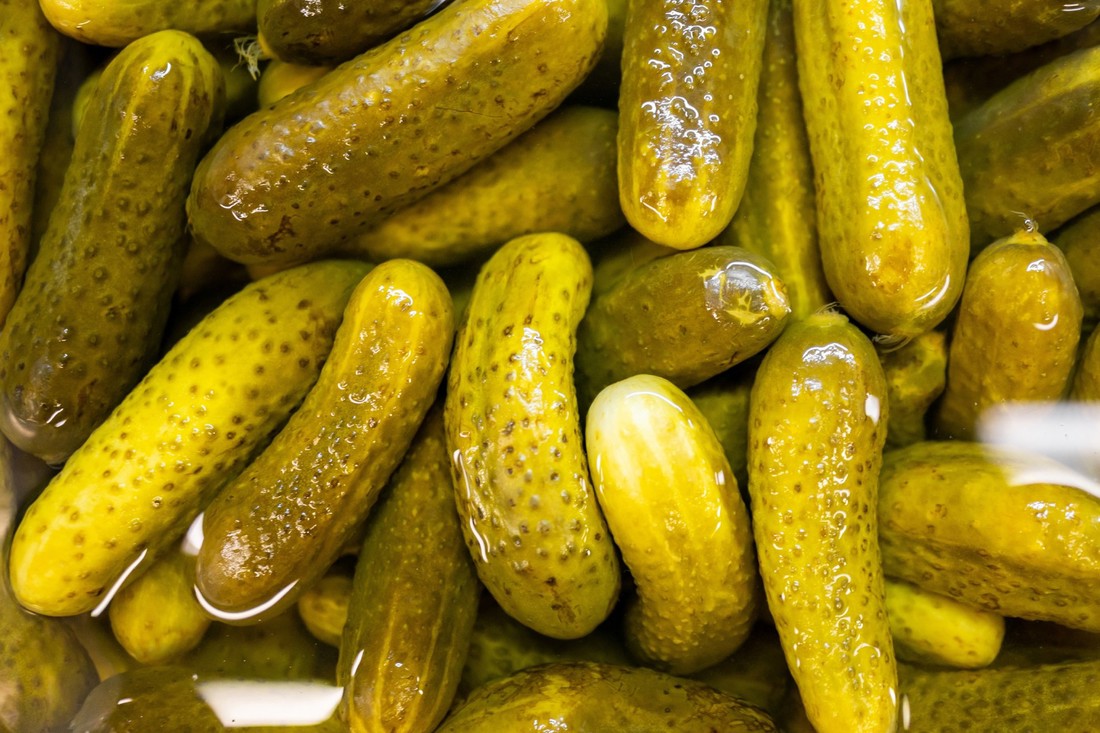 Ako primijetite nekoliko stvari na kiselim krastavcima, nemojte ih jesti