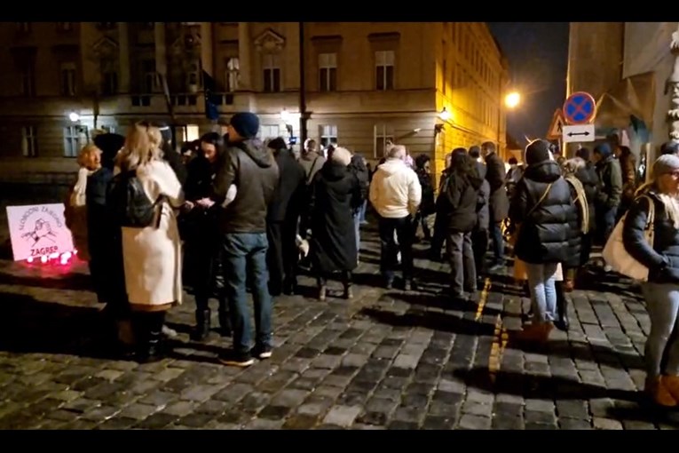 VIDEO Klarić predvodio novi prosvjed u Zagrebu, zapalili svijeće na Markovom trgu