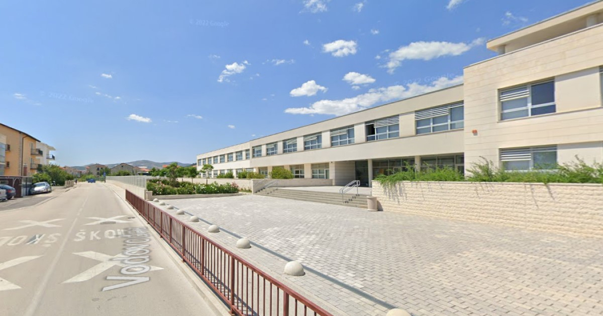 Ukrajinka u Kaštelama udarila sina, prolaznik nju, suprug prolaznika. Oslobođeni su