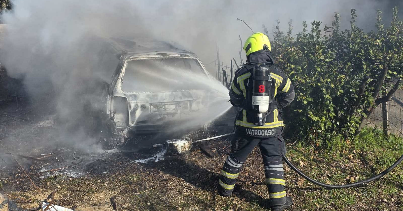FOTO Jutros izgorio auto na Krku. Bio je parkiran u dvorištu kuće