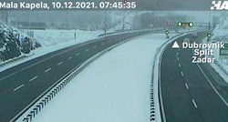 Oprez na cestama: Kolnici su mokri, snijeg pada u Lici