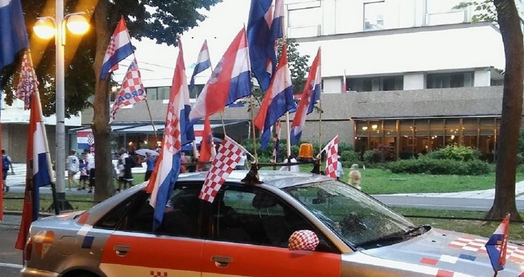 Na dočeku Vatrenih u Zagrebu našli smo "najnavijačkiji" auto u državi