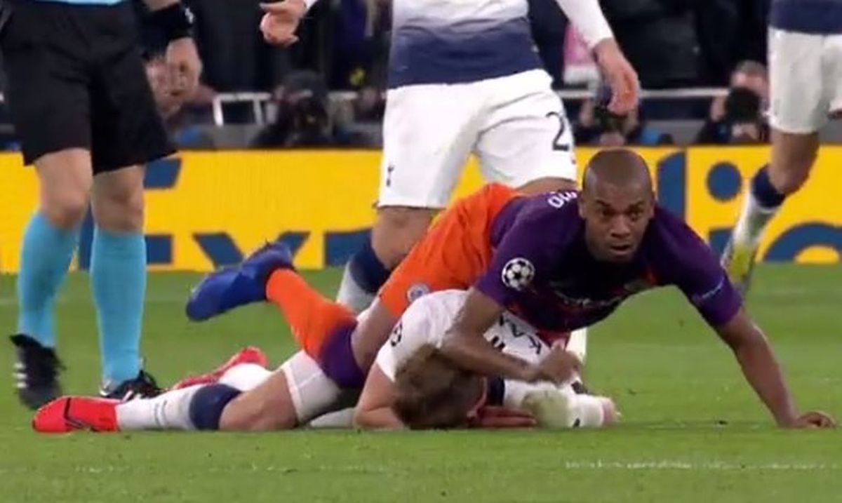 Fernandinho četiri puta udario Kanea pred očima suca i prošao bez kartona