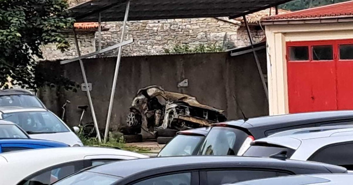 Ovo je auto u kojem je sinoć poginulo dvoje ljudi, još se ne zna tko su