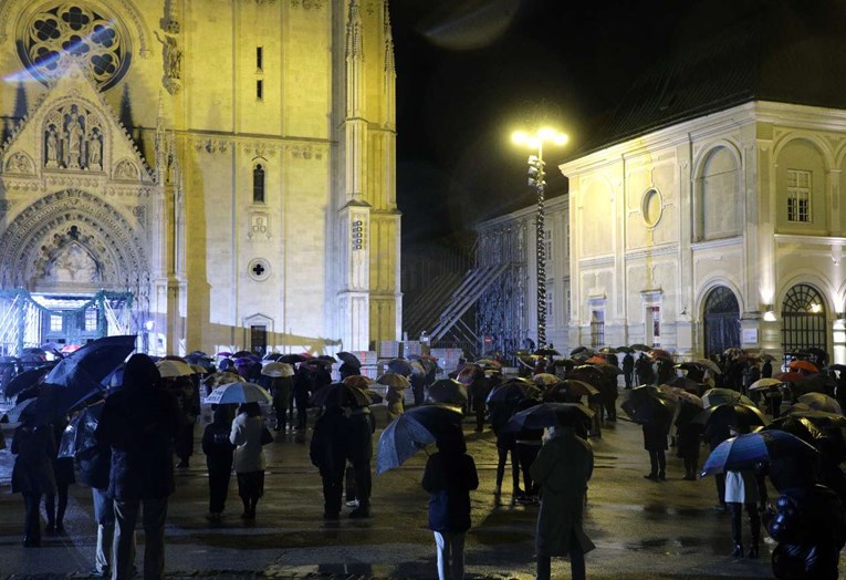 U zagrebačkoj katedrali održana polnoćka, ljudi se okupili ispred
