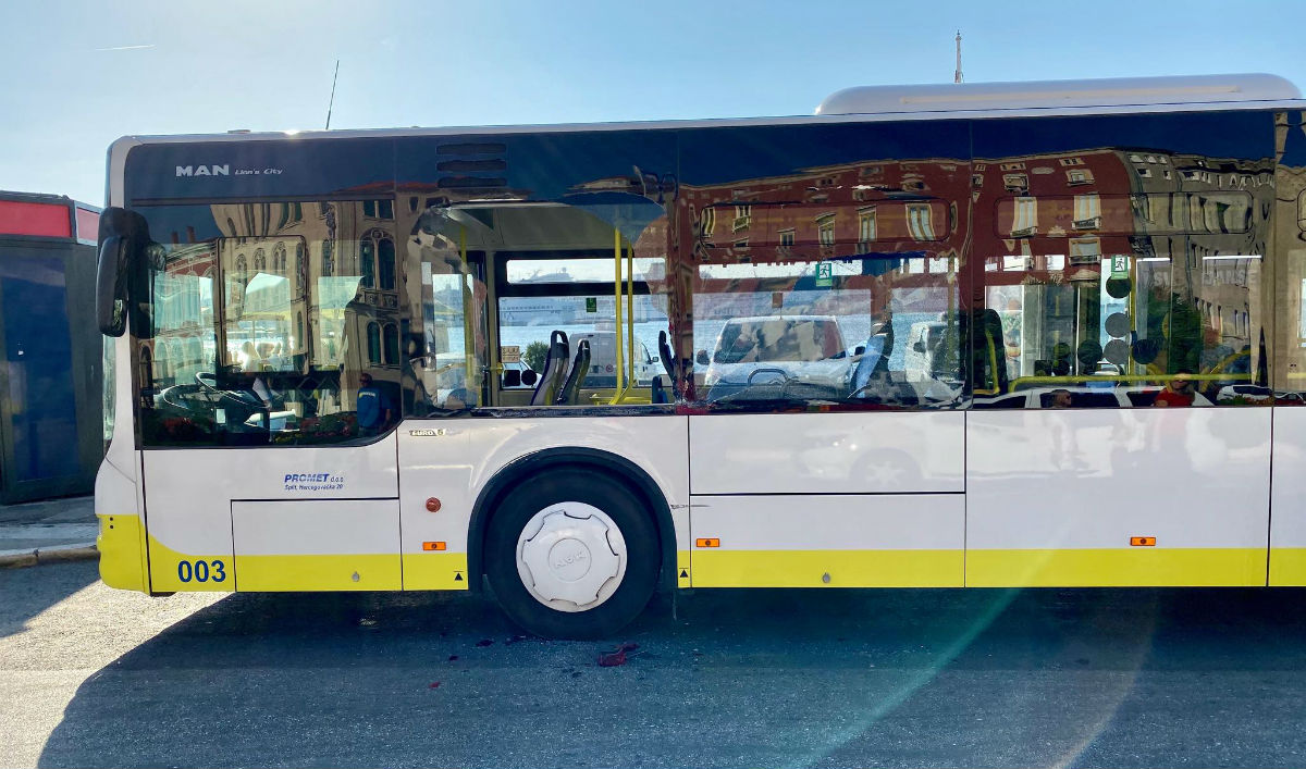 FOTO Dva autobusa su se jutros "zakačila" u Splitu, ovaj je ostao bez stakla