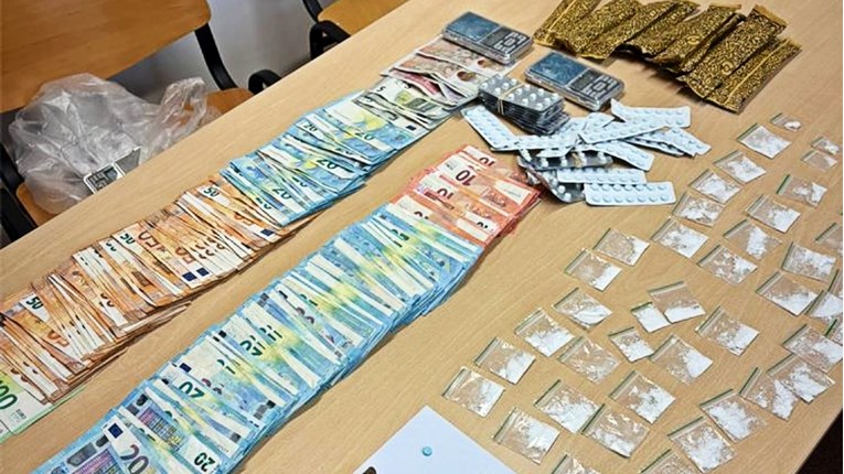 Kod Britanaca u Tisnom pronašli kokain, MDMA-u, gljive, ketamin...
