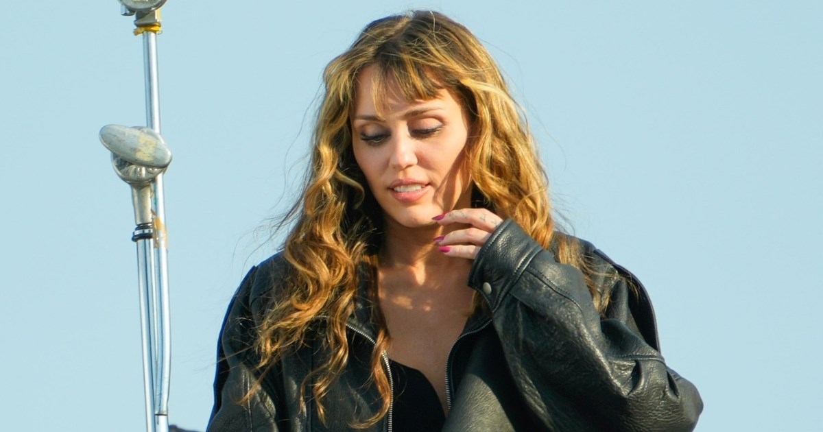 Kontra trendova: Miley Cyrus oduševila jarko ružičastom manikurom