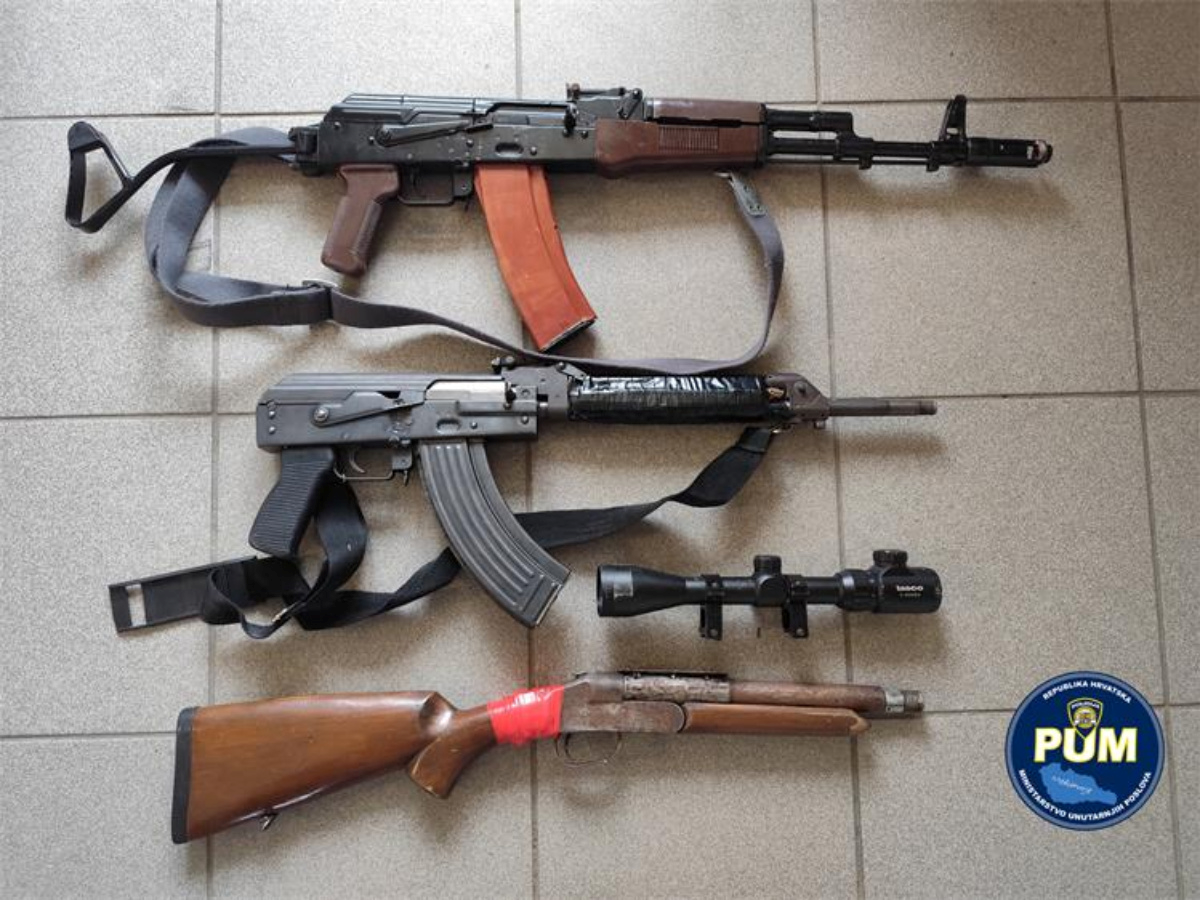 Mladić (20) puštao muziku iz prijenosnog zvučnika. Doma mu našli tri puške