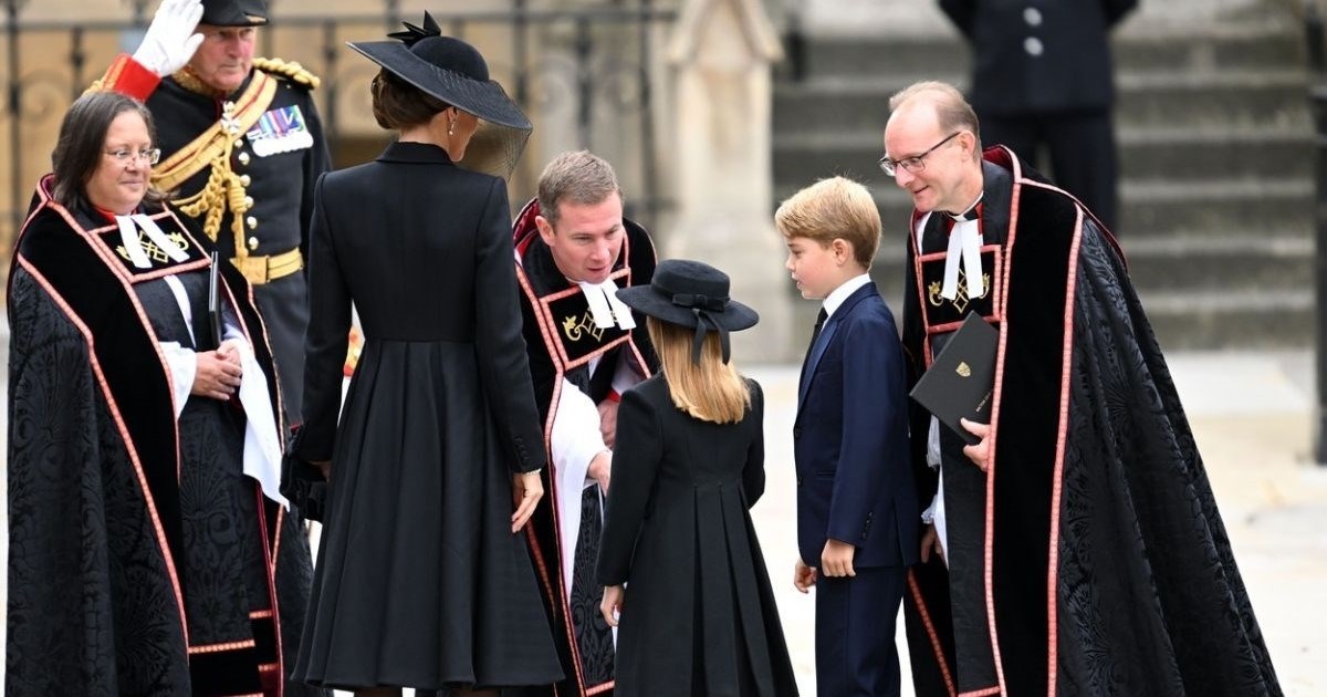 Princ George i princeza Charlotte stigli na pogreb kraljice u pratnji Kate i Williama
