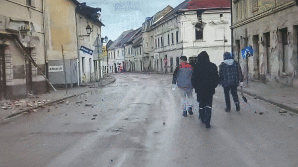VIDEO Pogledajte slike i snimke iz Petrinje jutros
