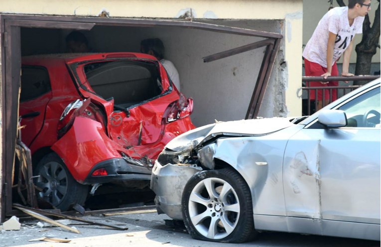 VIDEO BMW-om se zabila u garažu kuće u Sisku i razbila parkirani auto