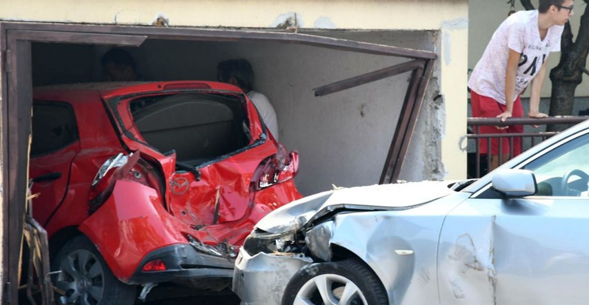 VIDEO BMW-om se zabila u garažu kuće u Sisku i razbila parkirani auto