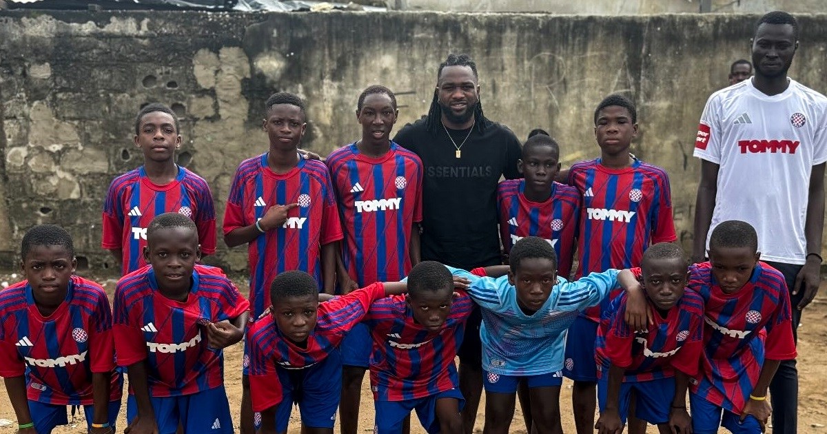 Diallo djeci iz rodnog mjesta poklonio opremu Hajduka. "Afriku voli cili Split"