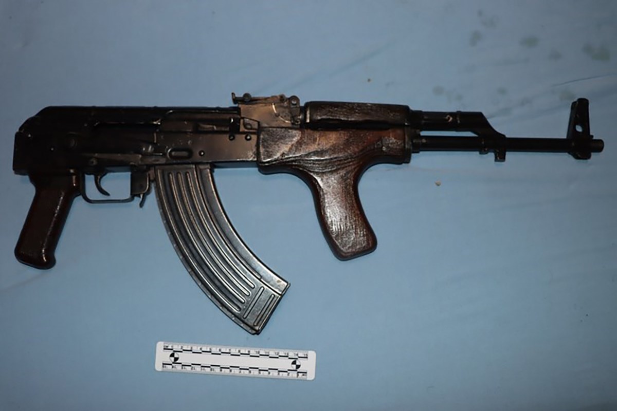 Pucao po Zagrebu pa prijetio policajcima pištoljem. Doma mu našli hrpu oružja