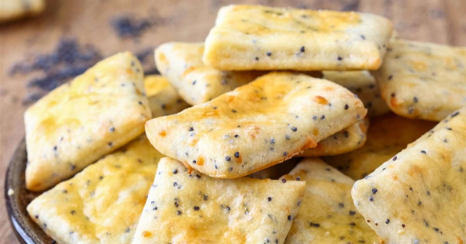 Domaći krekeri s makom i sirom: Brza i ukusna grickalica koja će vas oduševiti
