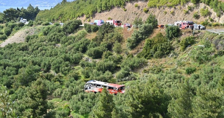 VIDEO Autobus sletio u provaliju kod Makarske