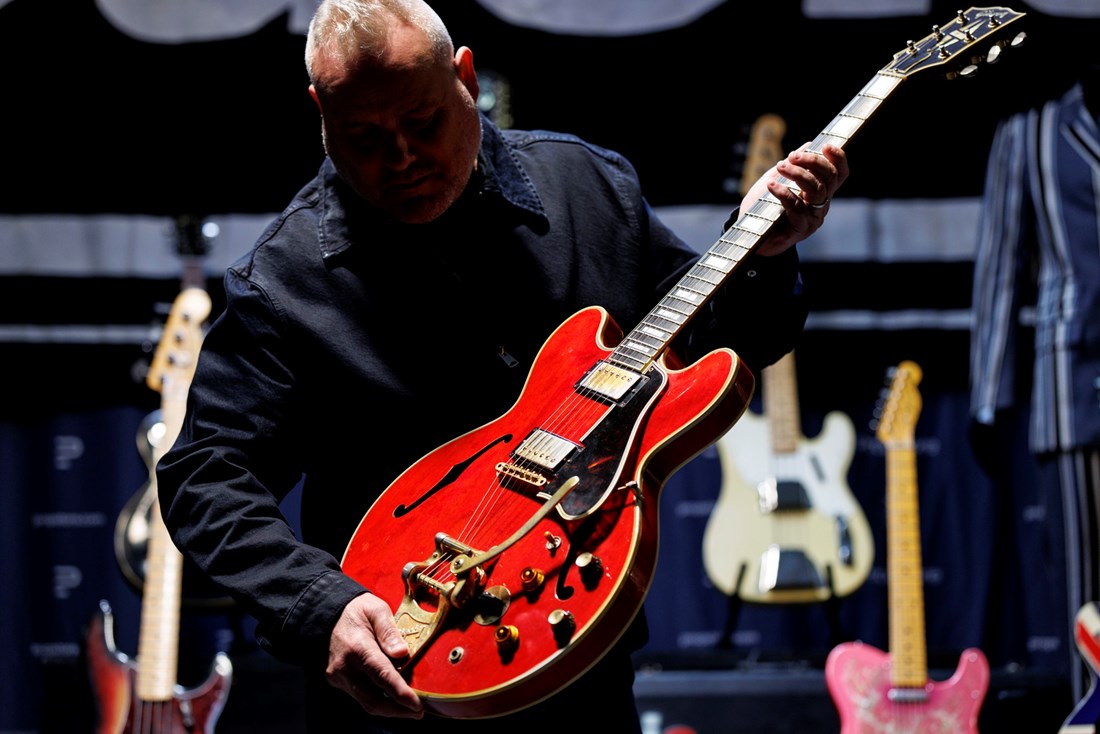 Gitara slomljena u noći raspada Oasisa mogla bi se prodati za 670.000 dolara