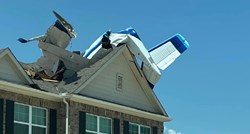 VIDEO Mali avion završio na krovu kuće u SAD-u