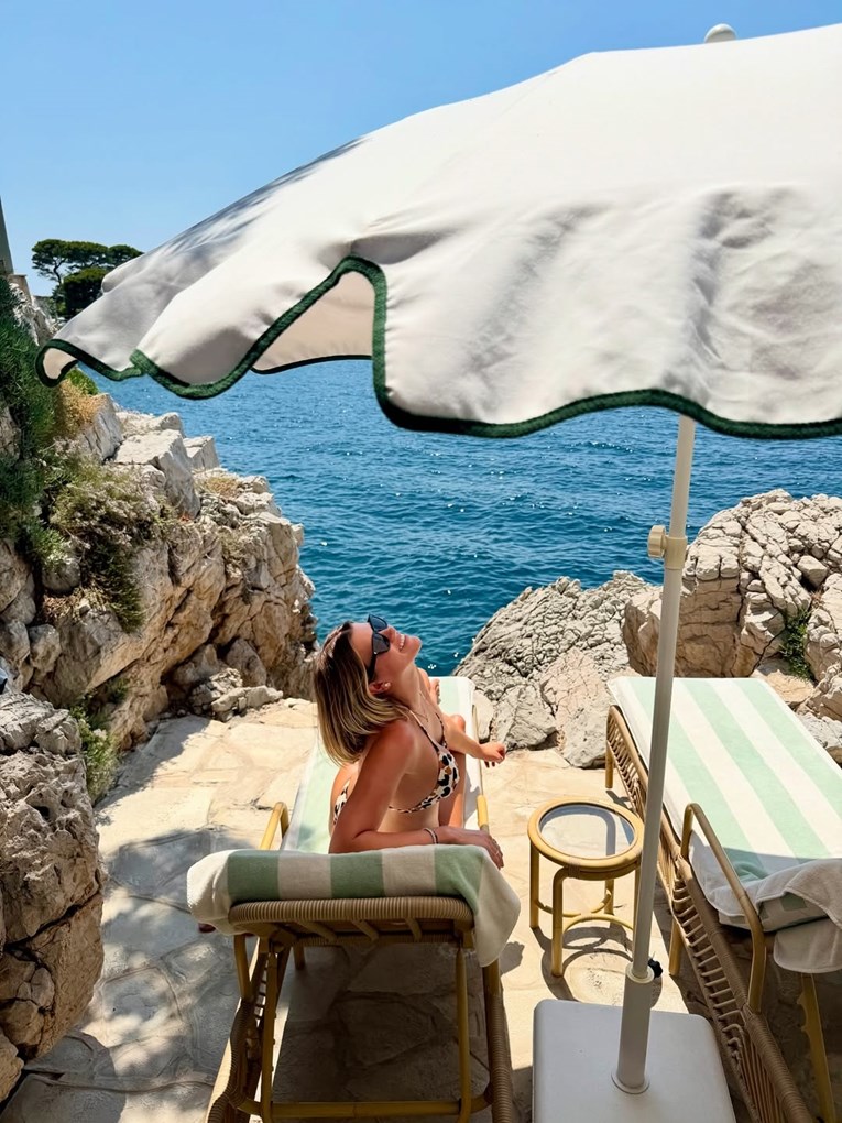 Sofia Richie pozirala u mini bikiniju - nosi najtraženiji print sezone
