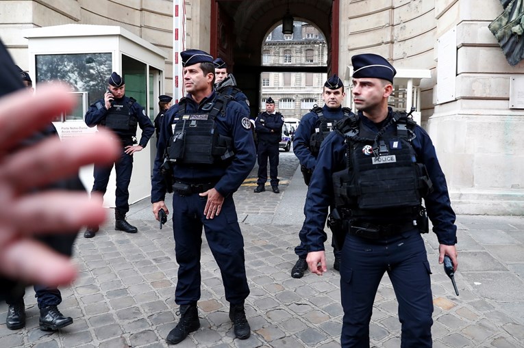 Novi detalji: Ubojica četvero policajaca u Parizu nedavno je prešao na islam
