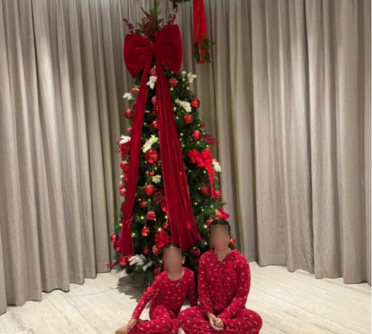 Salah čestitao Božić i objavio fotku djece ispred jelke. Fanovi: Slika godine