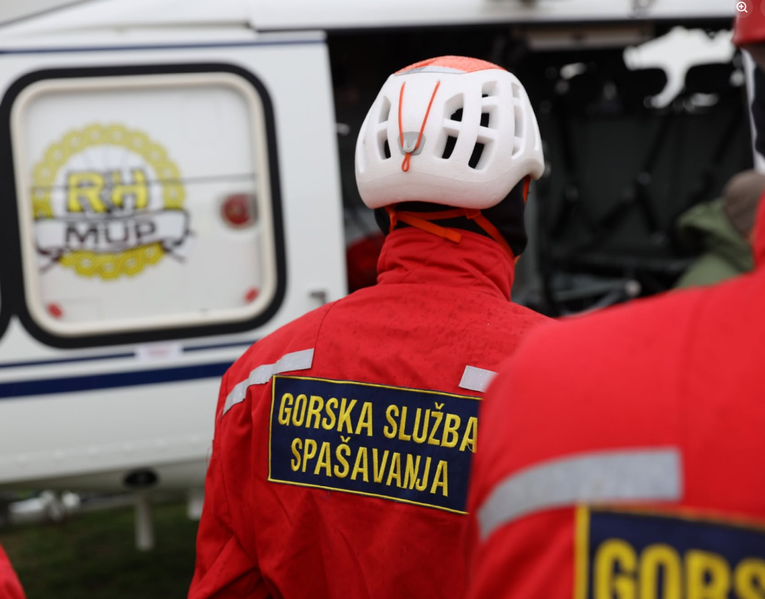 Velika potraga kod Omiša: Dvadesetak pripadnika HGSS-a traži nestalu strankinju