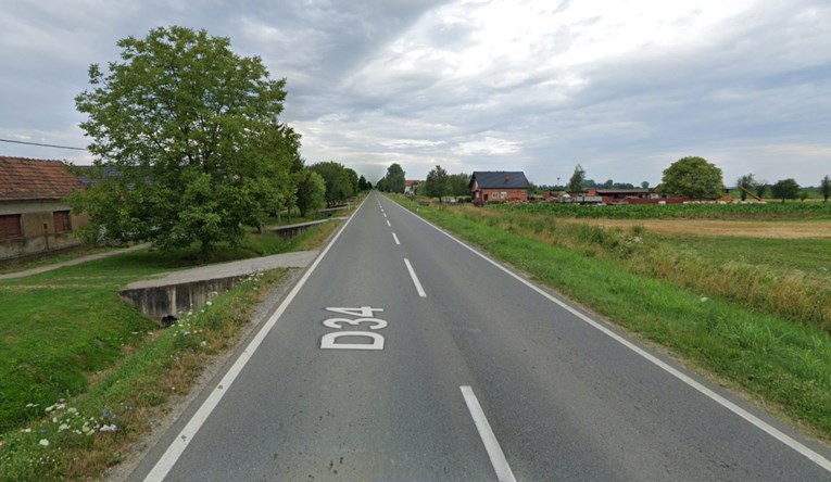 Vozač (27) ispao iz auta kod Slatine, bori se za život. Auto se potpuno raspao