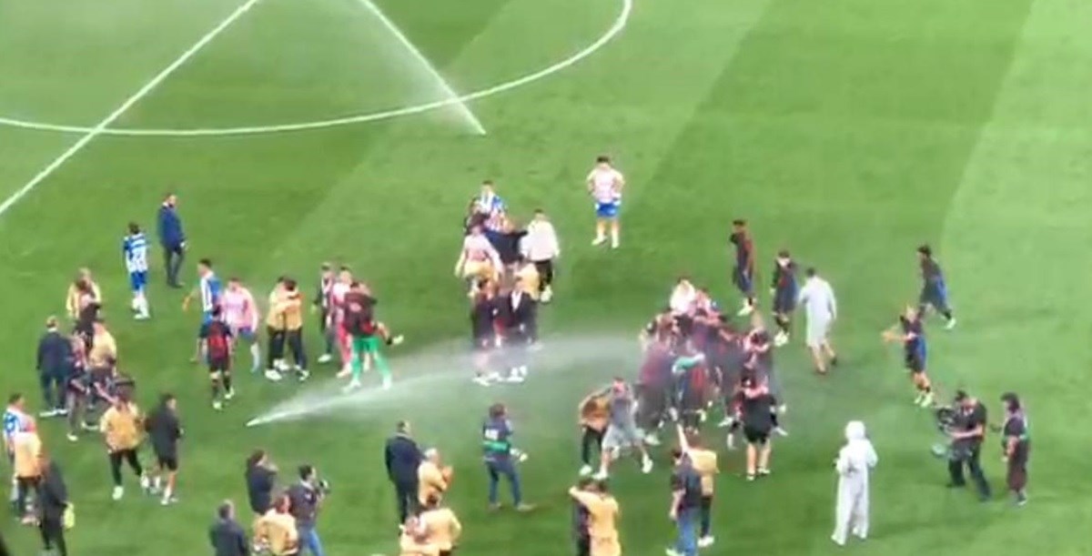 VIDEO Bijesni Flick izgurao igrače Barce s terena jer su slavili naslov kod rivala